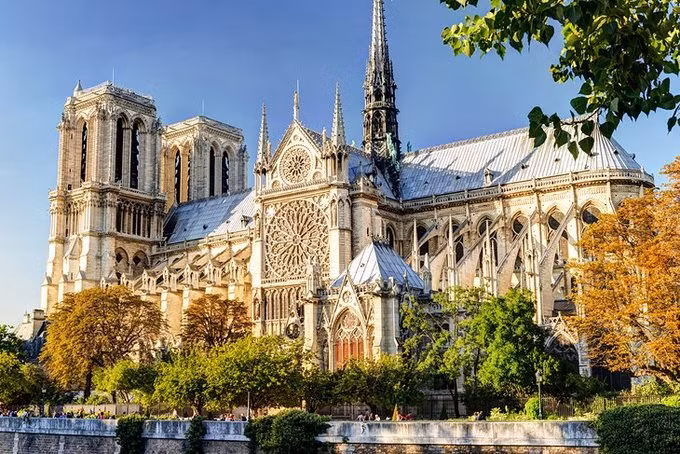 Tọa lạc ở vị trí đắc địa ngay trung tâm thủ đô Paris, Nhà thờ Đức Bà mất khoảng 200 năm để xây dựng và hoàn thiện với sự góp sức của vô số kiến trúc sư, thợ mộc, thợ cắt đá... tài ba.