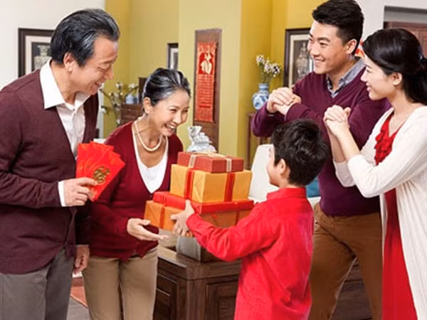 Dịch vụ cho thuê người xông đất vào thời khắc giao thừa cũng ngày càng được ưa chuộng. Bởi, nhiều người tin rằng, người hợp tuổi đến nhà đầu năm thì cả năm sẽ gặp nhiều may mắn. Ảnh: Internet.