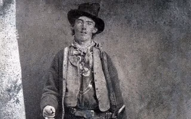 6. Bức ảnh cũ kỹ Billy the Kid - tỷ phú William Koch. Chi phí: 2,3 triệu USD (hơn 53 tỷ VND). Vào năm 2011, tỷ phú William Koch đã giành được viên ngọc quý khi ông trả 2,3 triệu đô la cho bức ảnh duy nhất còn lại trên thế giới về nhân vật nổi tiếng Billy the Kid.