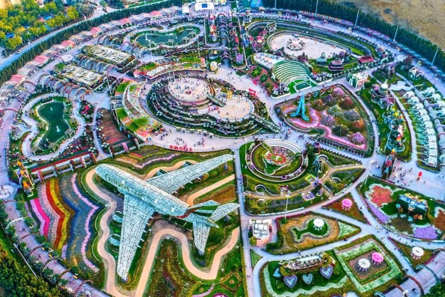 Dubai Miracle Garden (Khu vườn diệu kỳ của Dubai) là khu vườn hoa tự nhiên nằm ngay giữa sa mạc có quy mô lớn nhất thế giới, với diện tích 72.000m2.
