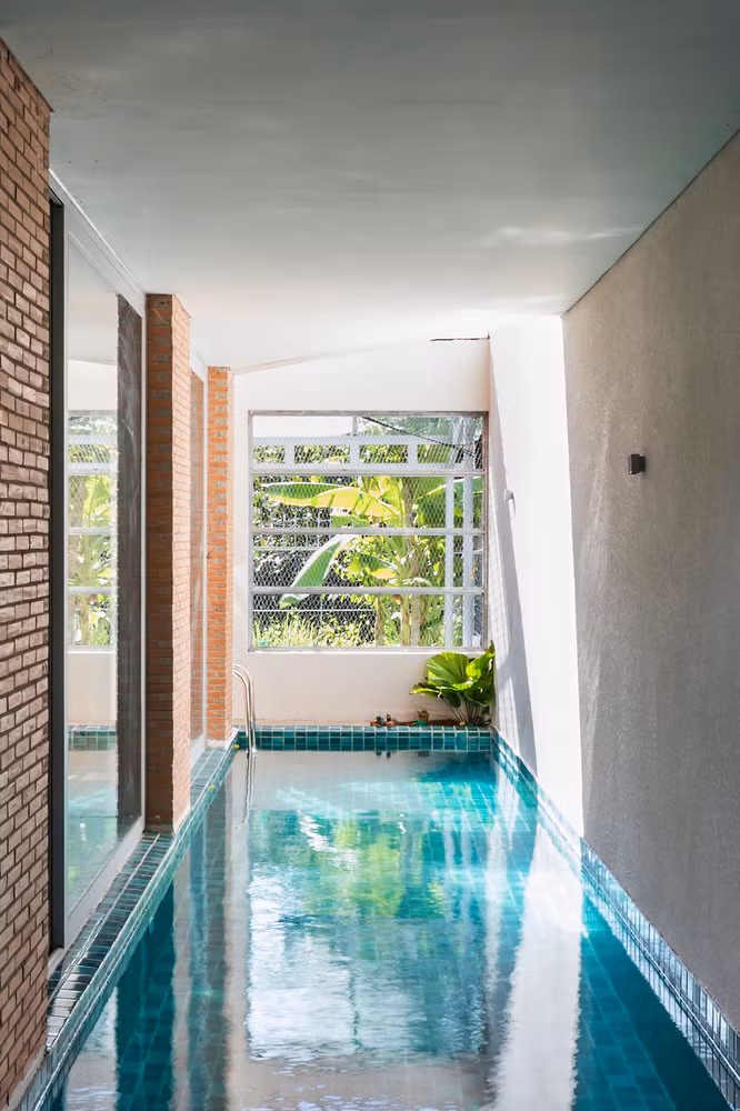 Một bể bơi nhỏ được thiết kế trong nhà.