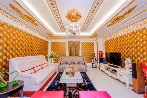 Toàn bộ dinh thự của Lý Nhã Kỳ được ốp đá hoa cương lộng lẫy và trang điểm bằng đèn chùm.