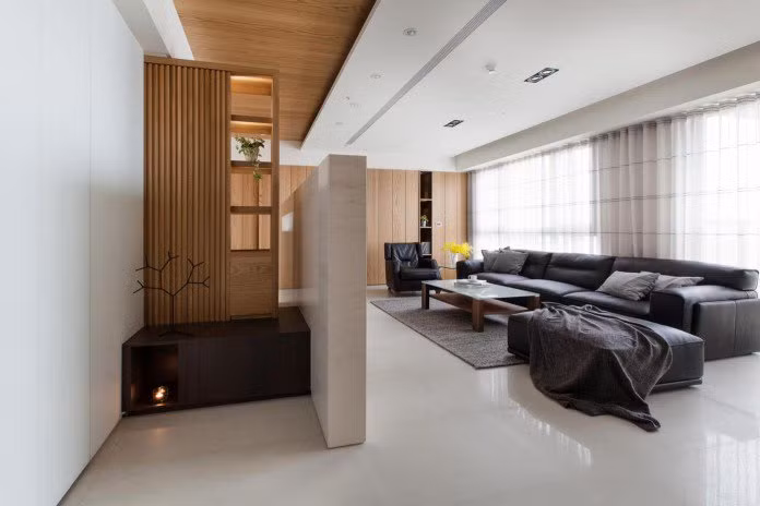 Phòng khách căn hộ thể hiện rõ phong cách thiết kế Nhật Bản với sofa da lớn êm ái.