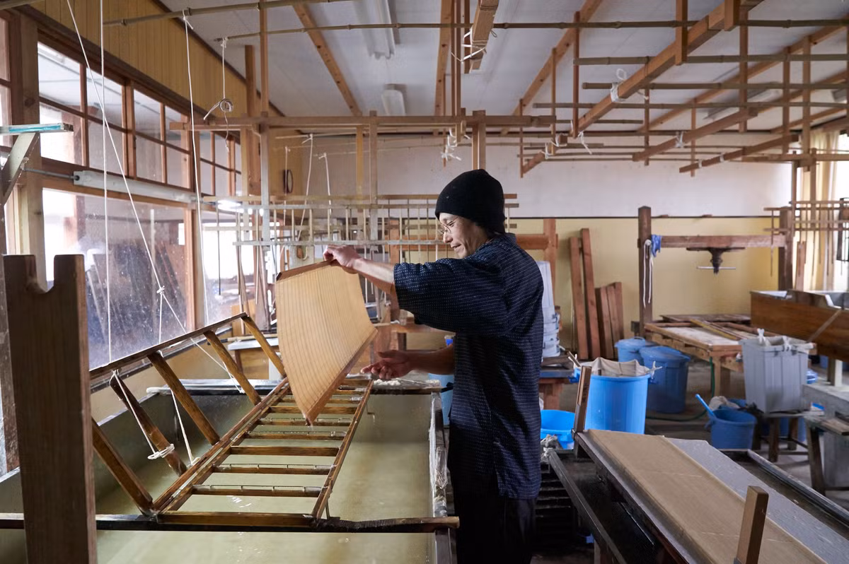Công đoạn làm giấy trên những cỗ máy thô sơ.