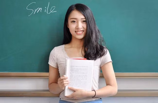 Co giao tre dep the nay thi hoc sinh nao cung cham chi len lop-Hinh-2