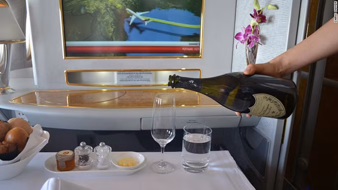 Emirates từng tiết lộ đầu tư 500 triệu USD hơn 10 năm qua để tìm kiếm các loại rượu mới nhất và xây hầm bảo quản.
