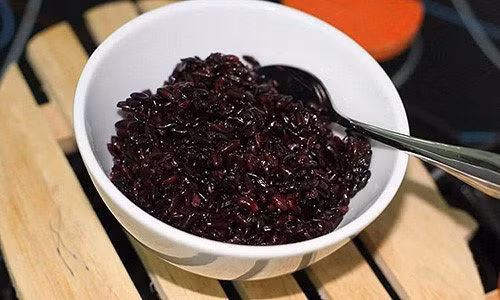 Chị Hạnh cho biết, mỗi ngày chị bán được khoảng 4-5kg rượu nếp. Với giá 65.000 đồng/kg, chị thu được khoảng 300.000 đồng/ngày. Ảnh: Facebook.