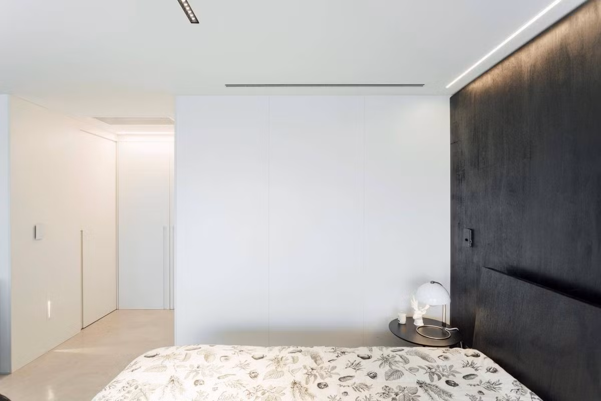 Tầng lửng được mở rộng thêm nên không còn bí bách như trước. Nguồn ảnh: Archdaily.