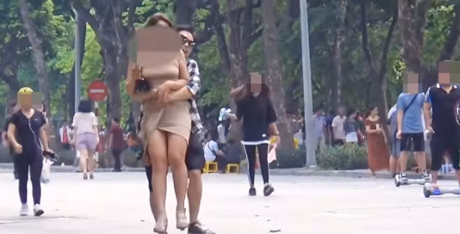 Thanh nien gay tranh cai MXH khi bat ngo om hang loat co gai tre tren pho