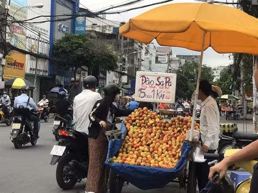 Theo Phụ Nữ TP.HCM, những chiếc xe đào căng bóng, đỏ au, bắt mắt cũng được bày bán la liệt tại các con đường lớn, chợ lẻ tại TP HCM. Ảnh: Phụ Nữ TP.HCM