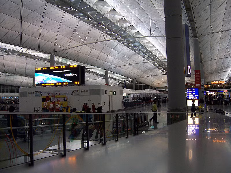 Sân bay quốc tế Hong Kong là một trong những sân bay lớn nhất châu Á và cả thế giới, cũng là cửa ngõ của đông Á và Đông Nam Á. Sân bay có chi phi xây dựng 20 tỷ USD.