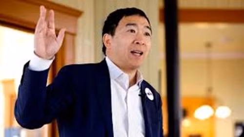 Trọng tâm chiến dịch của ông Andrew Yang là chính sách thu thập cơ bản toàn dân. Theo đó, mỗi người dân Mỹ trong độ tuổi 12-65 sẽ được trợ cấp 1.000 USD/tháng bất kể họ làm công việc gì. Ảnh: Axios.