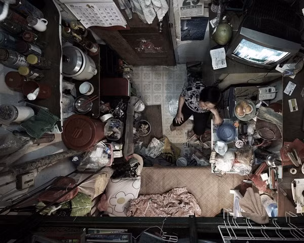 Người dân Hong Kong phải tận dụng mọc góc để lưu trữ đồ đạc. Ảnh: BI.