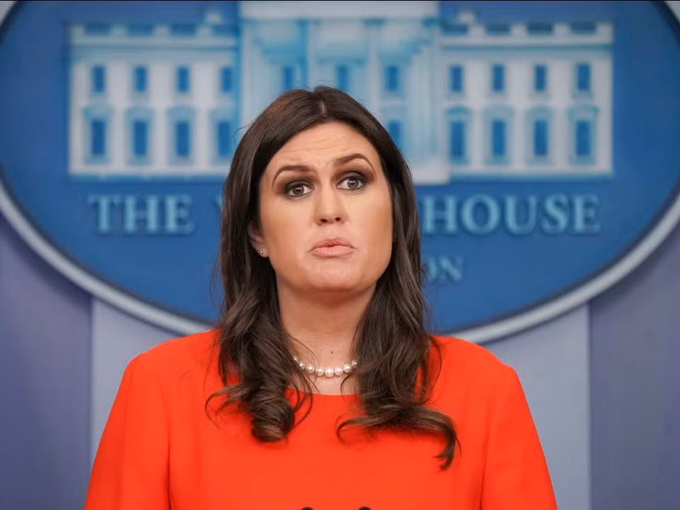 Khi đảm nhận vị trí thư ký báo chí Sarah Huckabee Sanders nhận lương 183.000 USD/năm. Tuy nhiên, Sarah Huckabee Sanders từ chức thư ký báo chí vào năm 2019, và bây giờ, Stephanie Grisham đã đảm nhận vai trò này.