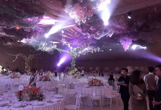 Trần của GEM lúc này được trang trí tỉ mỉ bởi những chùm hoa và pha lê gắn kết tinh tế và khéo léo.