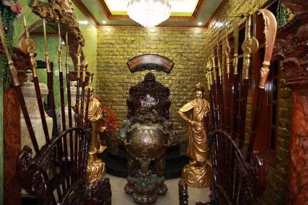 Trước đây, để có được căn biệt thự dát vàng nằm ở vị trí đắc địa này, danh ca Ngọc Sơn phải bán 3 căn nhà ở các quận khác và chi thêm 1.000 lượng vàng. Sau đó, nam danh ca tiếp tục chi tiền để xây dựng không gian sống theo đúng ý mình.