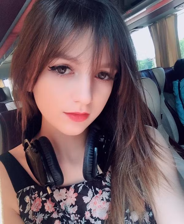 Đặc biệt, cô nàng còn khiến nhiều người không khỏi trầm trồ khi có khả năng nói 6 thứ tiếng . Ngoài ngôn ngữ mẹ đẻ, c9x có thể nói được 5 ngoại ngữ là tiếng Nga, Ba Lan, Đức, Anh và một chút tiếng Việt.