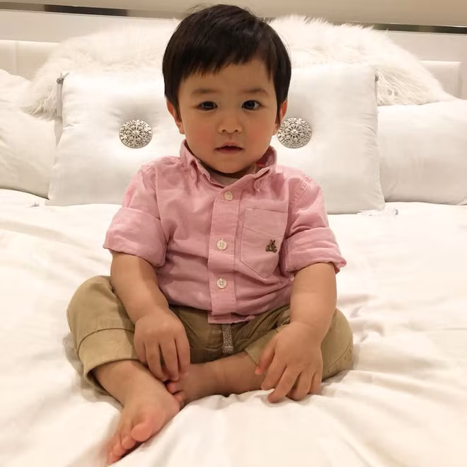Vì mẹ bận rộn, nên người chăm sóc chính cho Thiên Từ là một vú em. Đặc biệt, vú em của Thiên Từ phải biết 3 thứ tiếng là Anh - Việt - Hoa. Ảnh: FBNV.