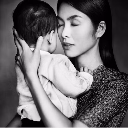 Là một trong những bà mẹ kín tiếng trong giới sao Việt, Tăng Thanh Hà luôn giữ kín kẽ về hai con của mình. Người hâm mộ chỉ biết diện mạo của bé Richard và em gái qua những tấm hình không chụp cận mặt hoặc một số hình ảnh bị rò rỉ. Ảnh: Thethaovanhoa.