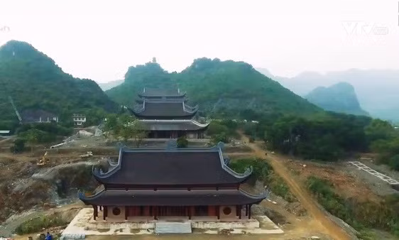 Quần thể chùa Tam Chúc vẫn đang trong quá trình xây dựng và hoàn thiện. Sau khi hoàn thiện, Tam Chúc sẽ trở thành ngôi chùa lớn nhất thế giới với diện tích quần thể lên tới 5.000 ha, trong đó vùng lõi là 4.000 ha. Ảnh: VTV1.