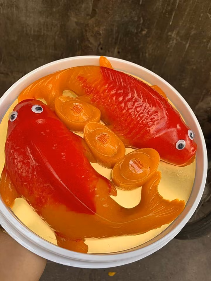 Trong đó, đáng chú ý là bánh tổ cá chép với màu sắc đẹp mắt. Ảnh: FB Huyền Bùi.