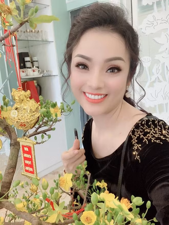 Bên trong penthouse, Tân Nhàn đã có một cây đào, cây mai lớn.
