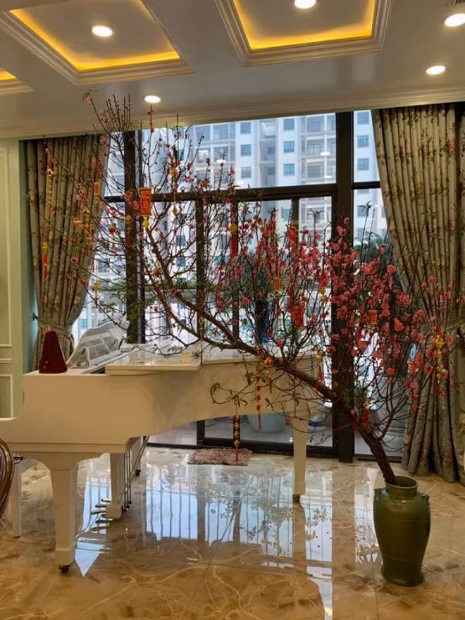 Ngoài ra, cô còn cắm thêm nhiều hoa tươi đủ màu sắc rực rỡ.