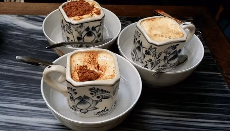 Tách cà phê trứng và cacao trứng được đặt trong bát nước nóng để giữ ấm cho đồ uống giống như cách phục vụ tại Hà Nội. Giá mỗi tách cà phê trứng ở đây là 480yen (100.000 đồng).