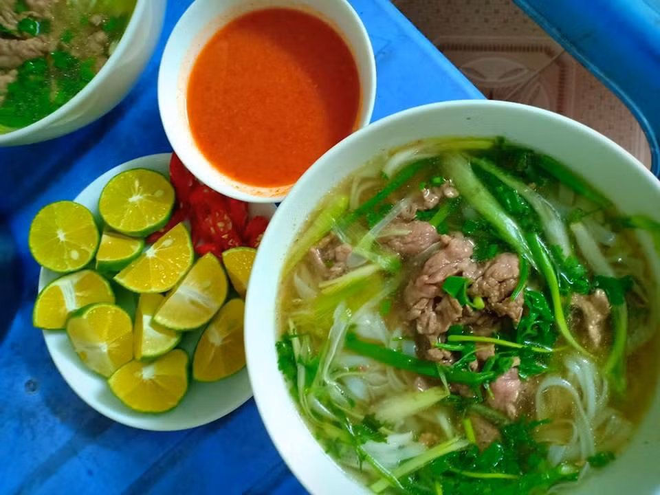 Theo thông tin trên website, giá một bát phở Thìn tại quán dao động từ 840 yen, tương đương 175.000 đồng. Ảnh: Zing.