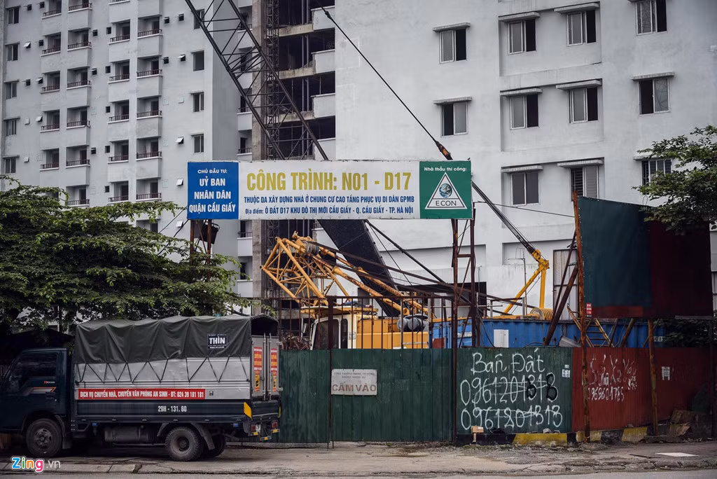 Cổng dự án luôn đóng cửa, không có công nhân hay xe công trình ra vào.