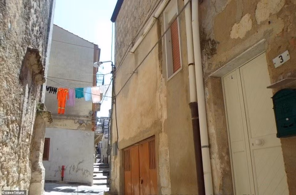 Giá để khôi phục một căn nhà tại Italy được cho là khá đắt đỏ. Ngoài ra tiền thuê người quản lý cũng rơi vào khoảng từ 4.000 USD đến 6.450 USD. Đây là nhược điểm khiến những người mua nhà tỏ ra lưỡng lự trước khi đưa ra quyết định.