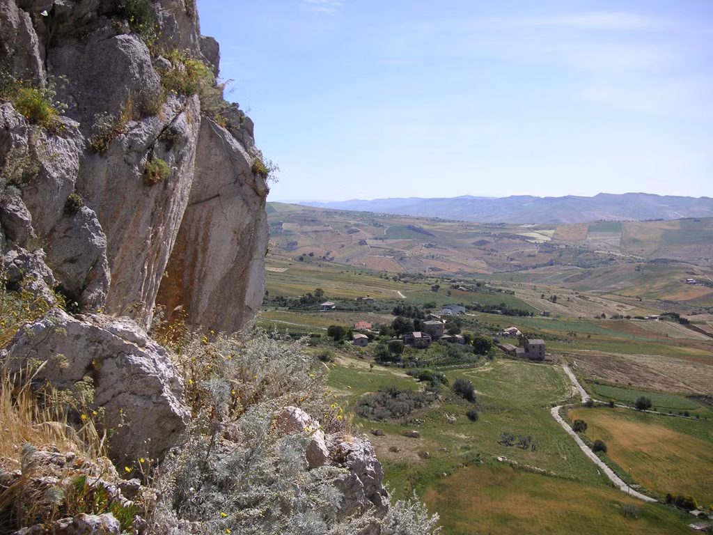 Những ngôi nhà nằm trên đồi, ôm trọn khung cảnh đáng kinh ngạc của vùng nông thôn Italy. Chính quyền địa phương giải thích sở dĩ họ bán rẻ những căn nhà này là để thu hút người dân đến thị trấn sinh sống.