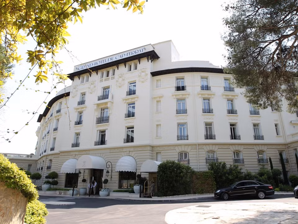 Một trong những khách sạn mang tính biểu tượng của Saint-Jean-Cap-Ferrat dành cho những người giàu có là Grand-Hôtel du Cap-Ferrat.