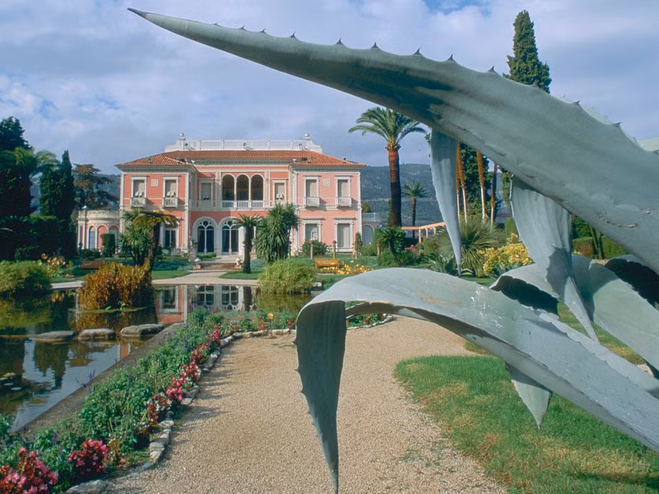 Ngoài các khách sạn xa xỉ, Saint-Jean-Cap-Ferrat còn nổi tiếng với các biệt thự lâu đời.