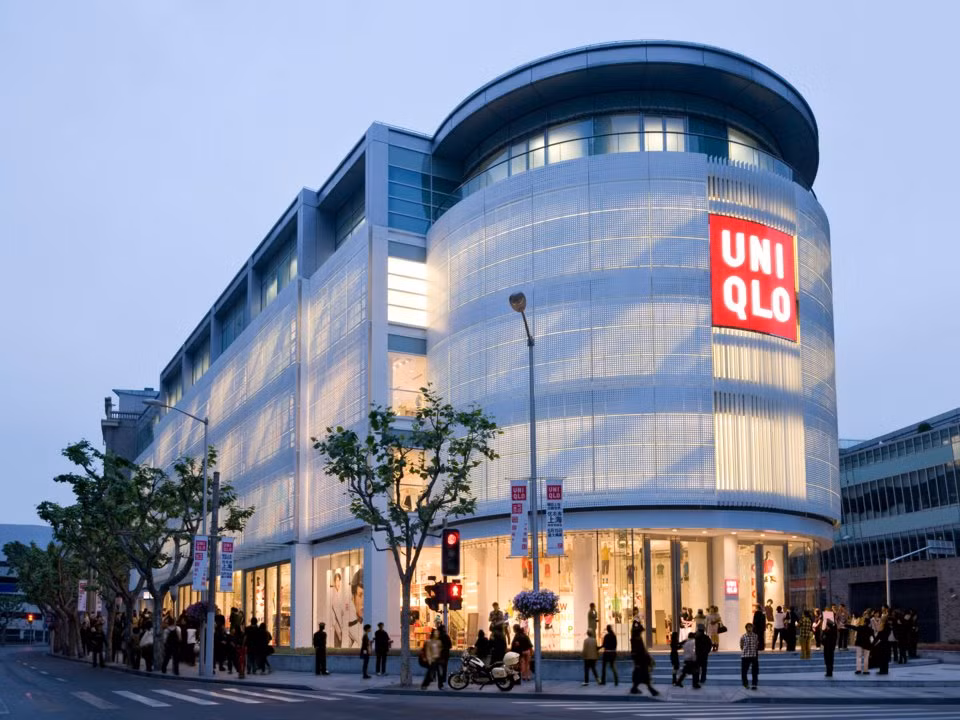 Ngày nay, Fast Retailing vận hành hơn 2.000 cửa hàng Uniqlo tại ít nhất 20 quốc gia trên toàn cầu.
