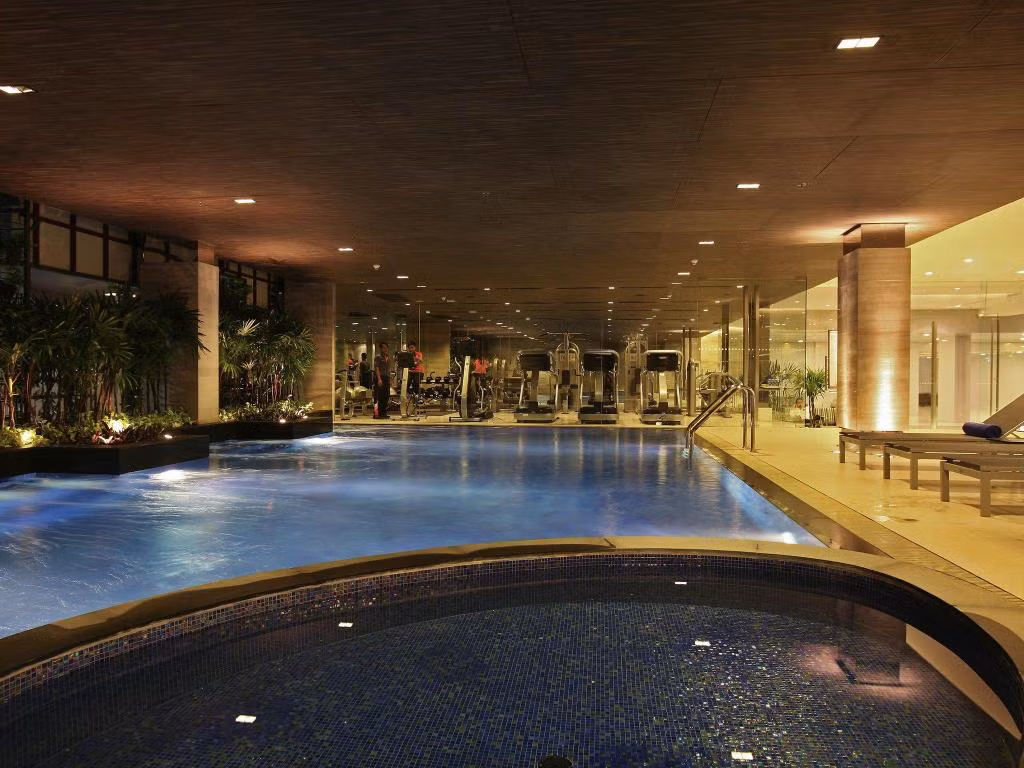 Novotel Bangkok Impact còn có một bể bơi lớn trong nhà...Ảnh: Agoda.