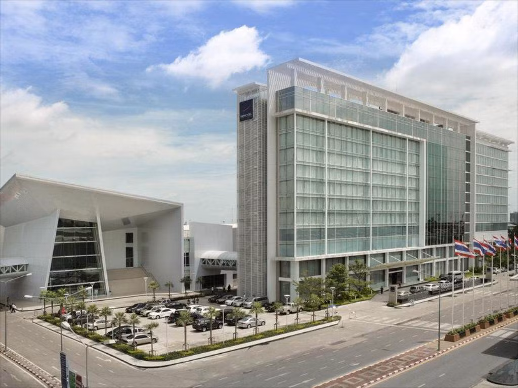Tại đây, HLV Park Hang-seo và các học trò nghỉ trong khách sạn Novotel Bangkok Impact thuộc khu phức hợp hội nghị, triển lãm và giải trí Impact, cách trung tâm Bangkok khoảng 20 phút đi xe. Ảnh: Agoda.