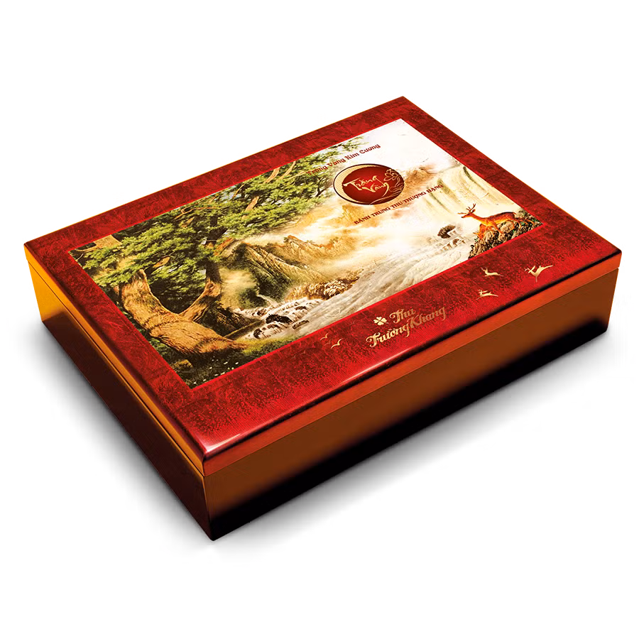 Bánh sử dụng các loại nhân đắt tiền như bào ngư, gà quay sốt X.O,… vỏ được thiết kế hộp gỗ sang trọng. Ảnh: Banggiabanhtrungthu.
