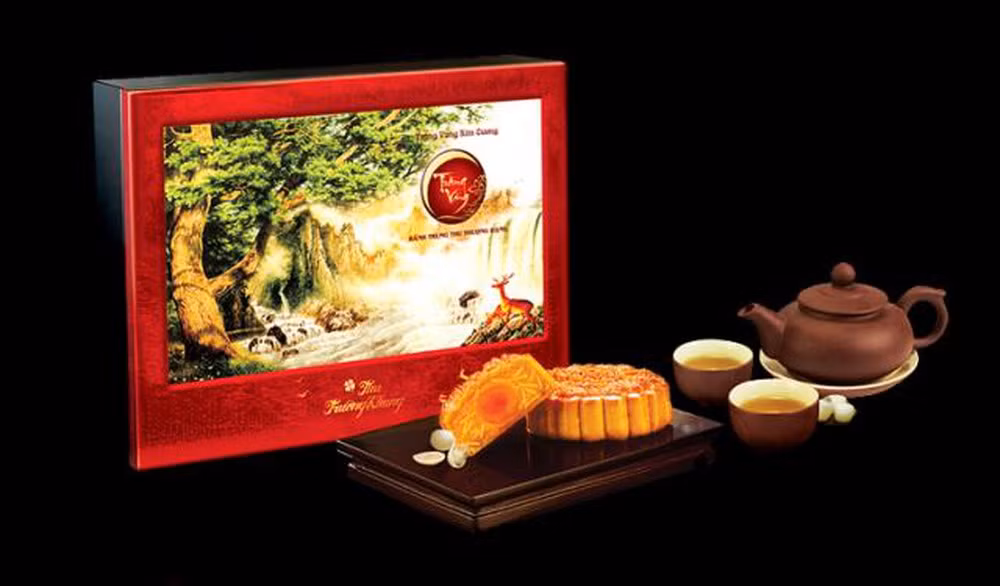Đáng chú ý, hộp bánh Trăng Vàng Kim Cương Trường Khang của một thương hiệu đình đám trong nước có giá 4 triệu đồng/hộp gồm 6 chiếc bánh trọng lượng 180g và 1 hộp trà Ô Long 50g. Ảnh: Banggiabanhtrungthu.