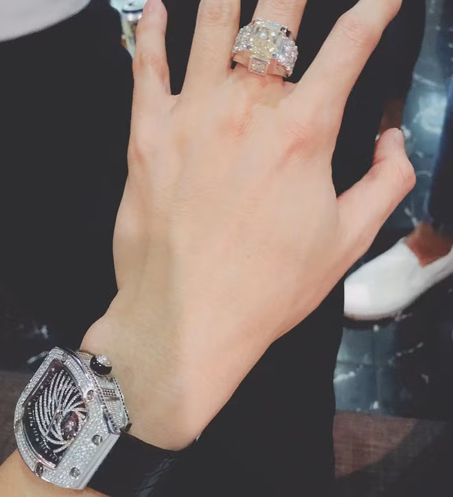 Trong đó phải kể đến chiếc đồng hồ thương hiệu Richard Mille RM 51-02 Tourbillon Diamond Twister có giá bán khoảng 22 tỷ đồng.