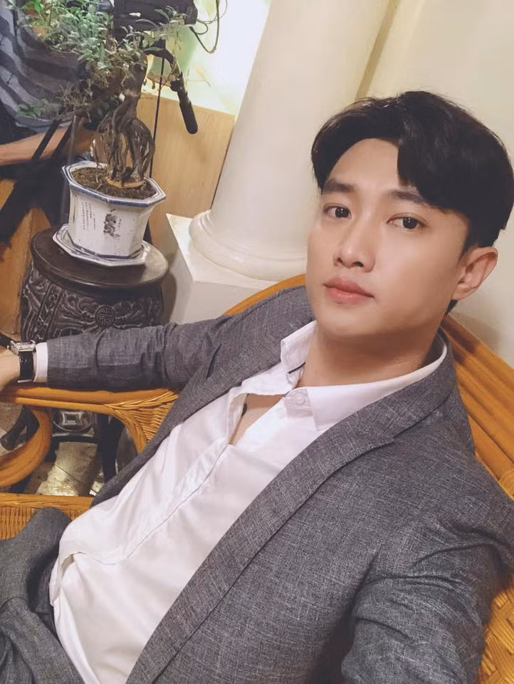 Ở tuổi 31, diễn viên Quốc Trường có cuộc sống đầy đủ, hạnh phúc về mọi mặt. Anh sở hữu căn biệt thự sang trọng trị giá tới 25 tỷ, rộng 700m2 tại Cần Thơ.