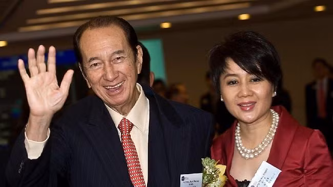 Sau khi cha qua đời, Lương An Kỳ vào một trường dạy múa. Bà học xuất sắc ở trường và trở thành thành viên của một đoàn nghệ thuật ở tỉnh Quảng Đông.