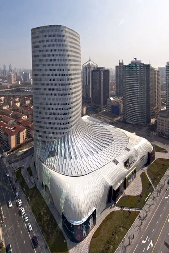 Bà còn là chủ tịch của L’Avenue. Công ty sở hữu tòa nhà L’Avenue, hơn 10 tòa nhà ở Hong Kong, khách sạn L’Arc Macau. Lương An Kỳ còn có các tài sản ở Bắc Kinh, Thượng Hải, 2 sân golf ở Trung Quốc, Australia...