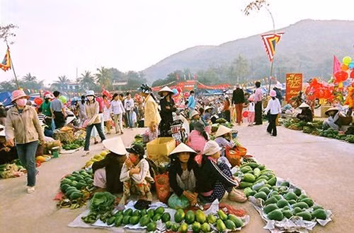 Chợ Gò là nơi mua bán để mọi người trao cho nhau chút lộc đầu xuân. Ảnh: Tiền phong.