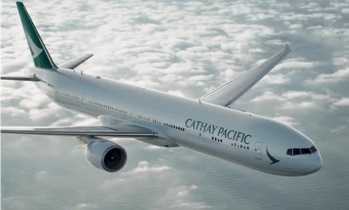 Cathay Pacific được đánh giá cao về dịch vụ giải trí trên khoang và phi hành đoàn. Hãng bay Hồng Kông này cũng nổi tiếng về chất lượng đồ ăn và ghế ngồi thoải mái tại tất cả các hạng. Ảnh: Printest.