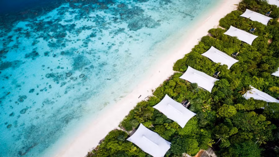 Khu nghỉ dưỡng sinh thái Bawah Reserve (Indonesia) được xây dựng trên 6 hòn đào nhỏ, với 35 dãy phòng đều được làm thủ công từ tre và gỗ tái chế.