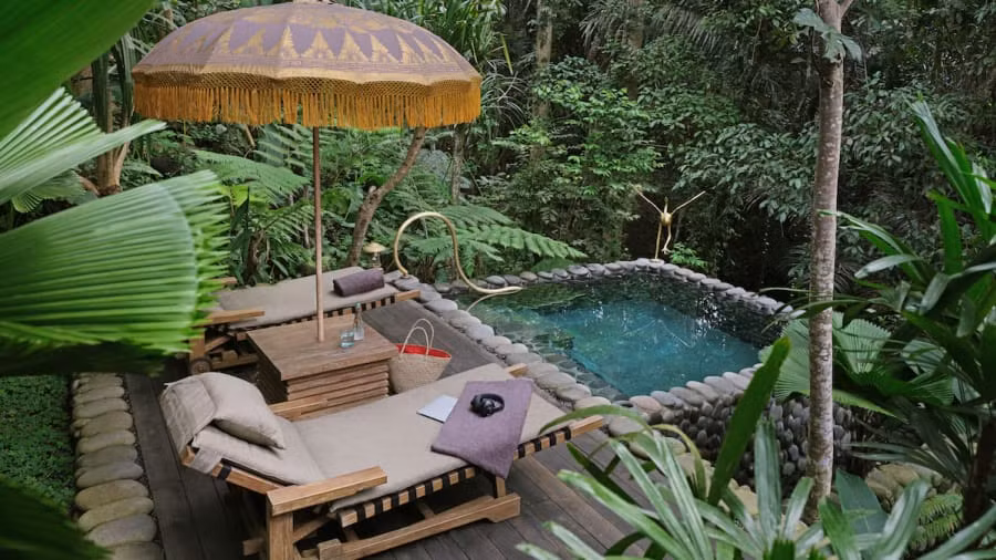 Nằm trong một khu rừng nhiệt đới, khách sạn nghỉ dưỡng Capella Ubud (Indonesia) gồm có 22 lều nghỉ đặt giữa thiên nhiên hoang sơ với nhiều dịch vụ tiện ích đẳng cấp.