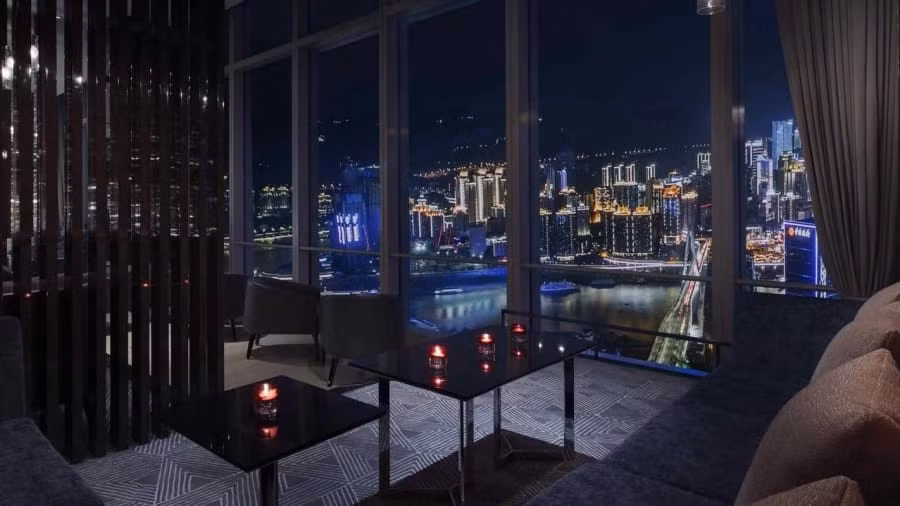 Khách sạn Niccolo Changsha (Hồ Nam, Trung Quốc) nằm ở những tầng trên cùng của tòa tháp 93 tầng, có tổng cộng 243 phòng, 3 nhà hàng ăn uống, một hồ bơi trên thượng.