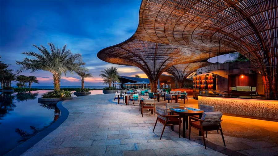 Khu nghỉ dưỡng InterContinental Phu Quoc Long Beach Resort (Phú Quốc) được UNESCO cộng nhận là Khu dự trữ sinh quyển thế giới. Mang kiến trúc độc đáo hình sao biển, khu nghỉ có 459 phòng tiêu chuẩn cùng tiện ích 5 sao.