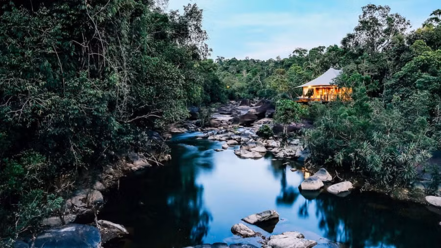 Khách sạn nghỉ dưỡng Shinta Mani Wild (miền nam Campuchia) có thiết kế cực kỳ độc đáo bằng cách kéo những sợi dây dài qua thác nước và dòng sông để giữ vững cho 14 căn lều khổng lồ.